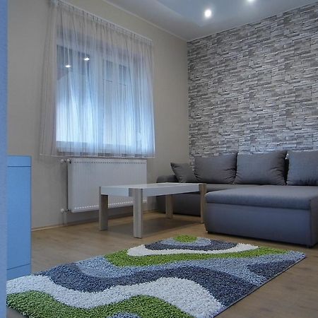 Alfa Apartman Sarvar Bilik gambar