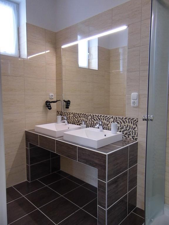 Alfa Apartman Sarvar Bilik gambar