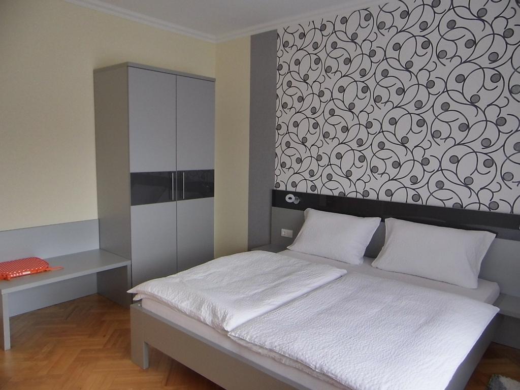 Alfa Apartman Sarvar Bilik gambar