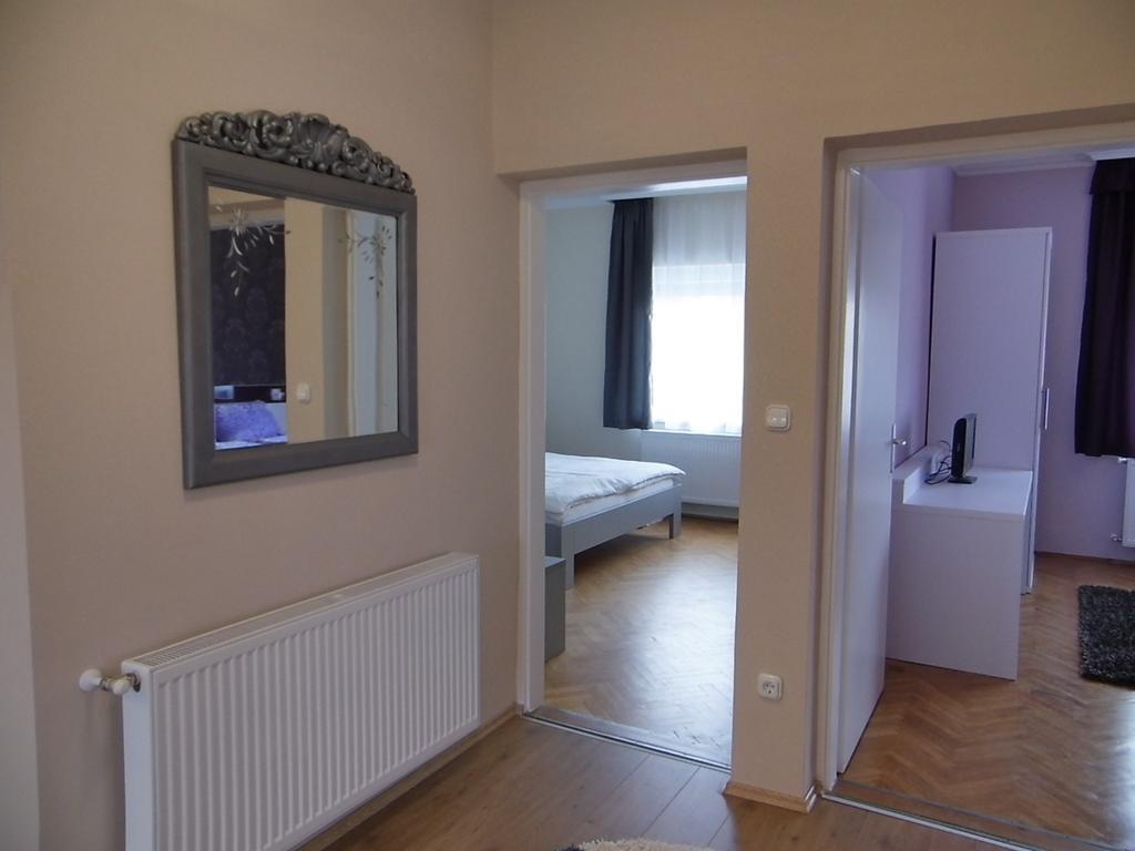 Alfa Apartman Sarvar Bilik gambar