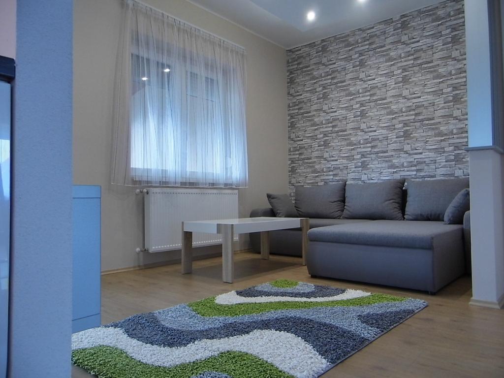 Alfa Apartman Sarvar Bilik gambar
