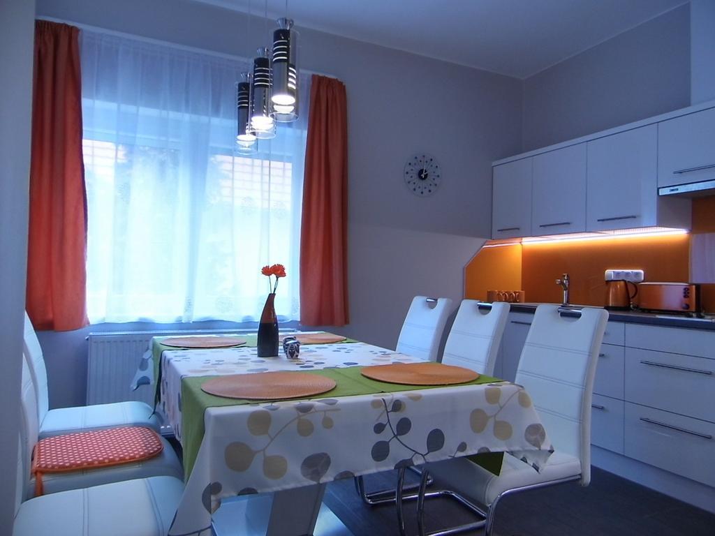 Alfa Apartman Sarvar Bilik gambar