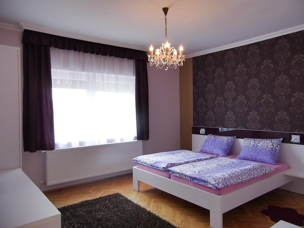 Alfa Apartman Sarvar Bilik gambar