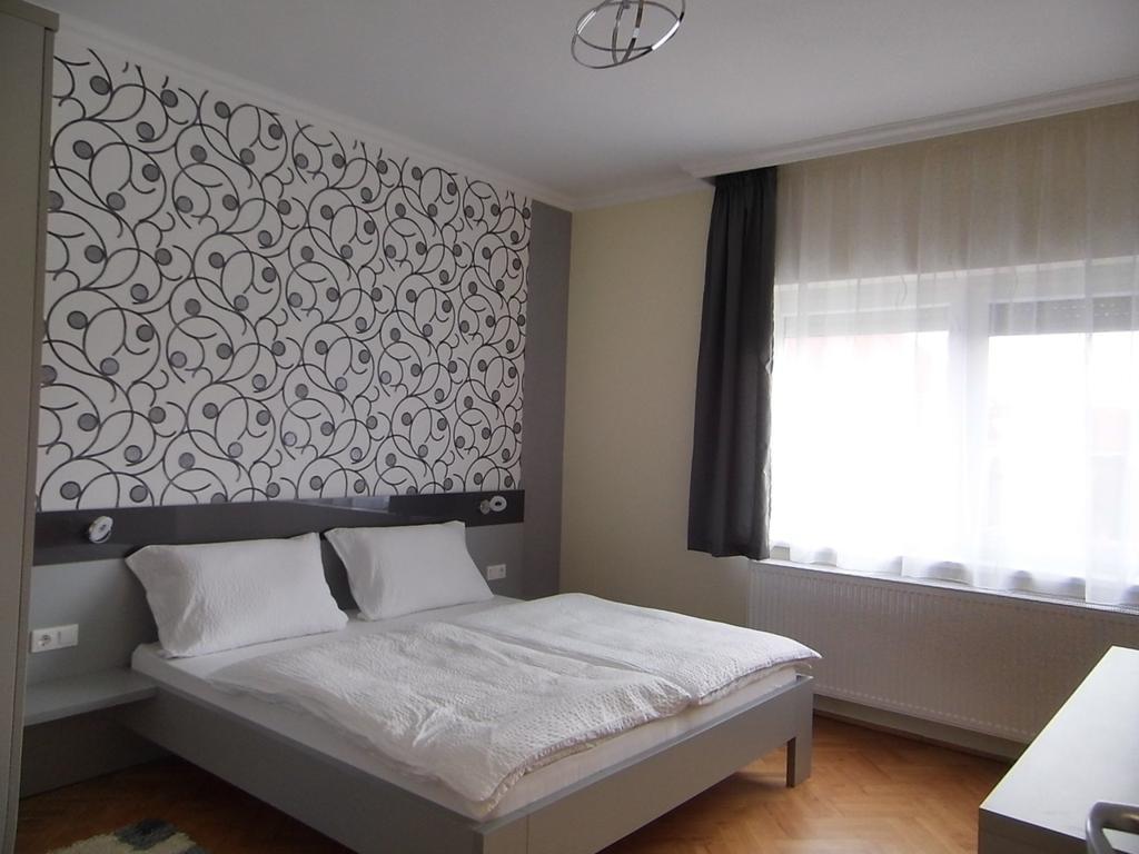 Alfa Apartman Sarvar Bilik gambar